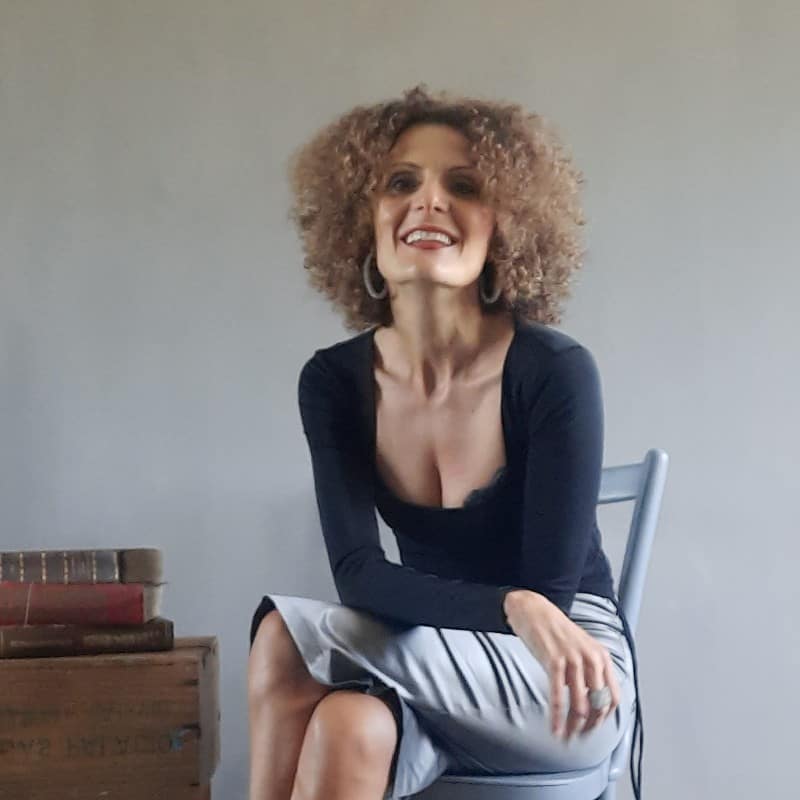 Lucia Barbieri, coach e formatrice, ritratto seduta in studio